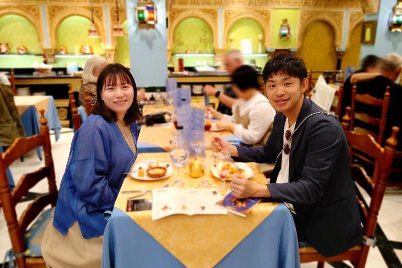 おしゃれなレストラン＋美味しい食事＝自然な笑顔！