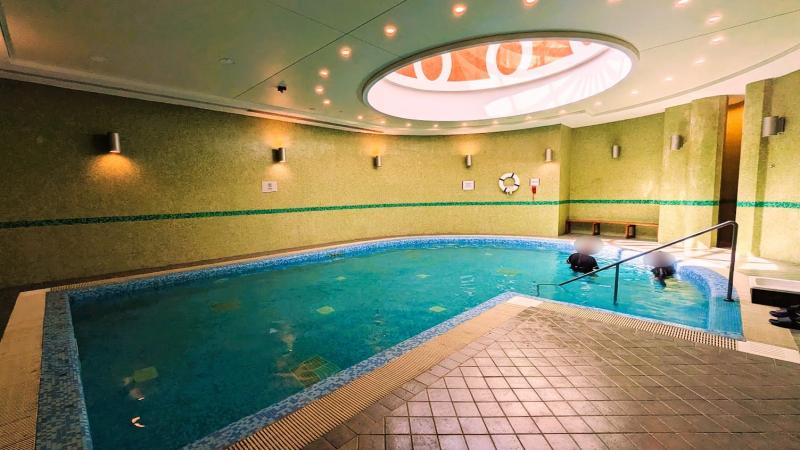 こちらは屋内プールの一角にあるのですが、なんと、死海の水を持ってきているので浮きます！