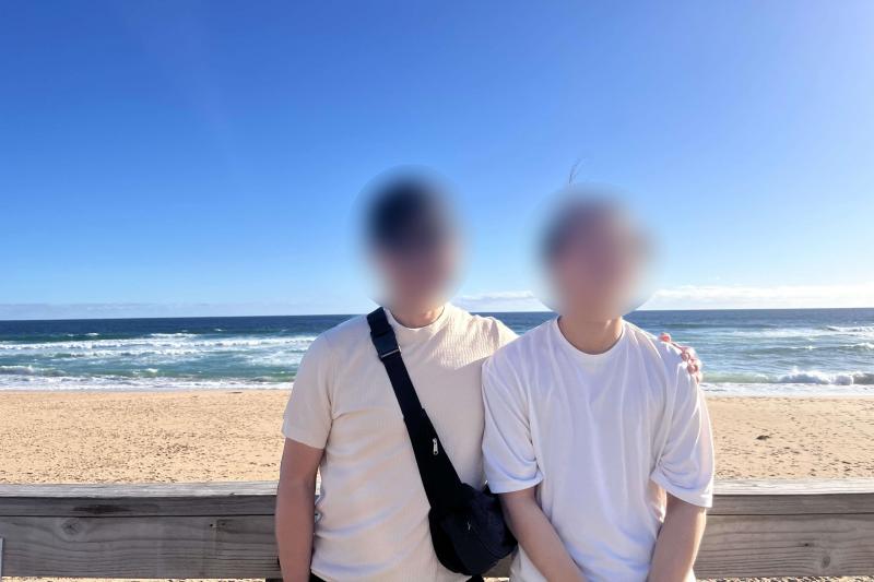 父親と照れている息子の2ショット