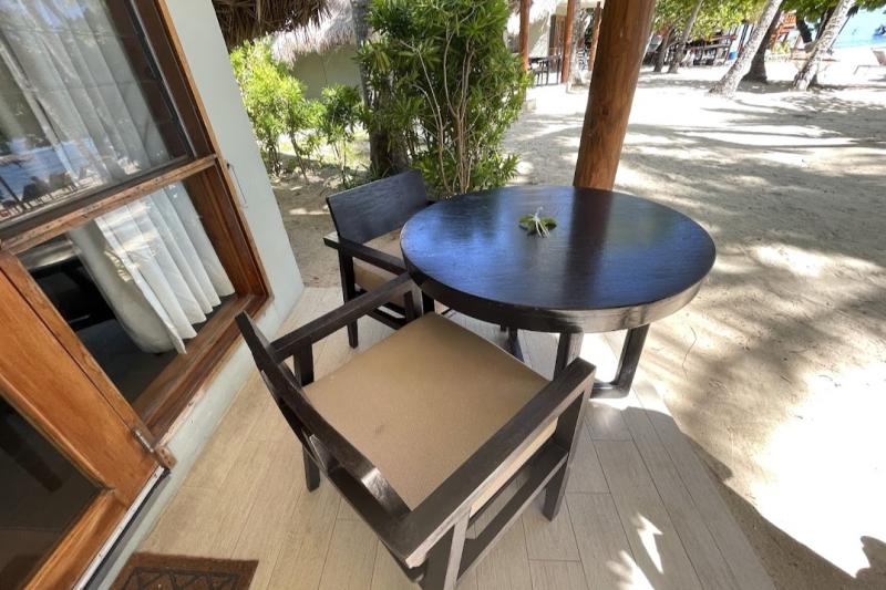 お部屋の前のテーブルとチェア