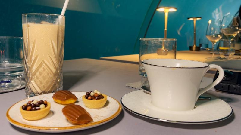 プチフール（一口サイズのスイーツ）＆コーヒー、ティー