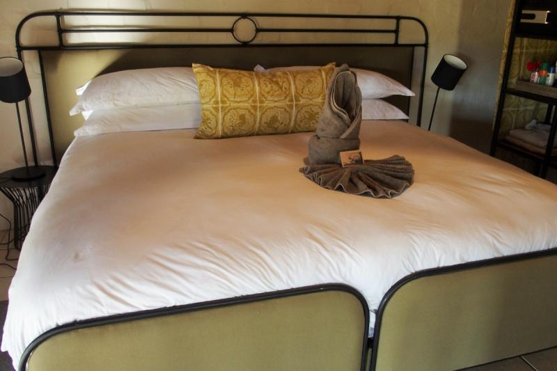 リビングスペースから一段高いところにあるベッド。アフリカであることを忘れるような快適なベッドです