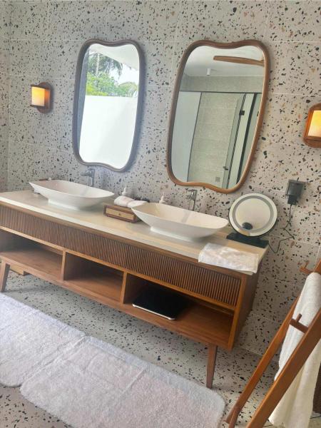 バスタブの横に洗面所があります。屋外なので蚊がすごいです。室内には洗面所もお手洗いもないので、虫対策は必須！