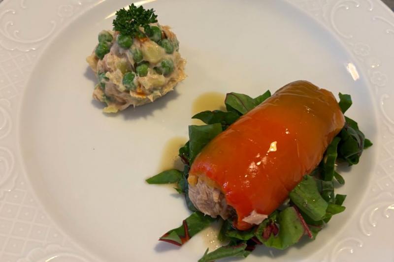 左上の料理がインサラータ　ルッサ。そのとなりがパプリカのツナ詰め