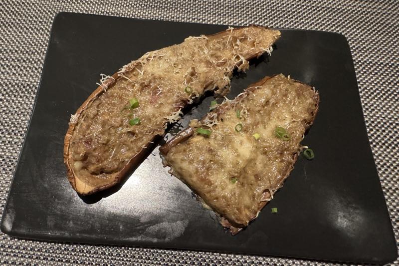 ナスの味噌とグリュイエールチーズを載せて焼いたもの