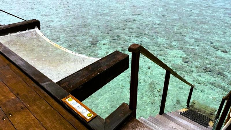 カタマランネットと海に下りる階段
