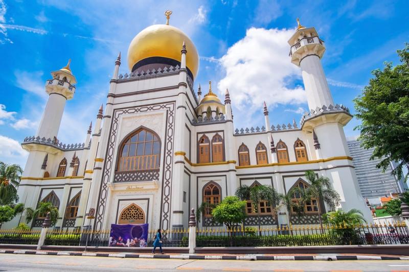 ●サルタンモスクシンガポール最古にして、最大のモスクです。アラブストリートの象徴ともいえるスポットで、無料で観覧も可能。内部には最大5,000人が収容できる礼拝堂もあり、見応えがあります。イスラム教に関する資料が展示されており、イスラムの概要を知ることができます。