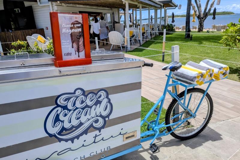 自転車に、アイスクリームやビーチタオルが！ おしゃれ！