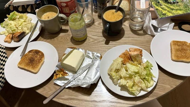 自炊の食事風景