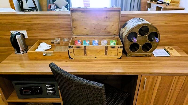 ベッド裏側（入口側）のお水やコーヒーのセッティングがおしゃれで気分が上がります♪