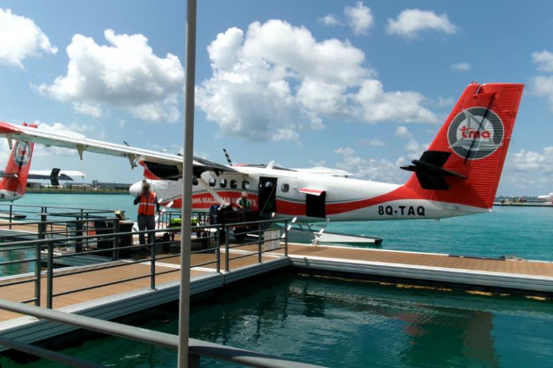 水上飛行機でリゾートへ