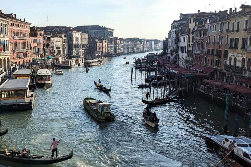 ベネチアはどこを散歩しても運河とともに賑わいがあり素敵でした