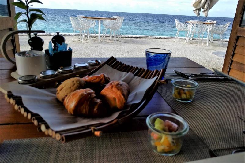 この近さで海を見ながらの朝食はモルディブならではですね〜