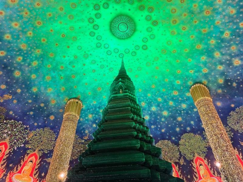 バンコクの寺院、ワット パクナムの最上部にある、ガラスを積み上げてつくられた仏舎利奉安塔