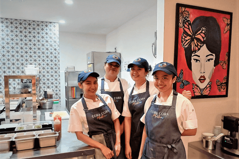 アジアン料理のキッチンは女性だけのチームが担当