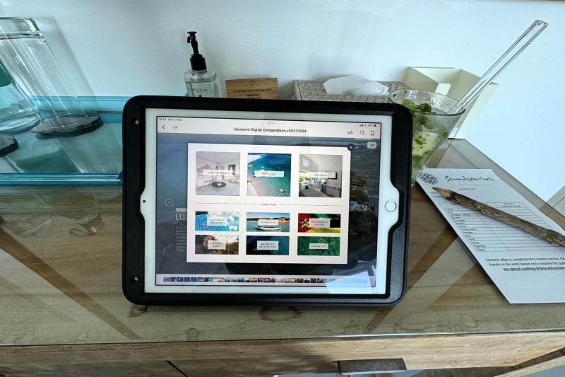 各部屋にiPadがあり、アクティビティやホテルの詳細を確認できます