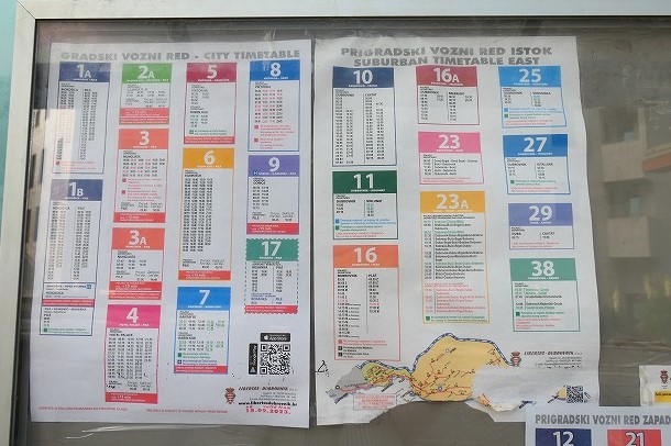 路線番号と時刻表がバス停の掲示板に貼ってありました
