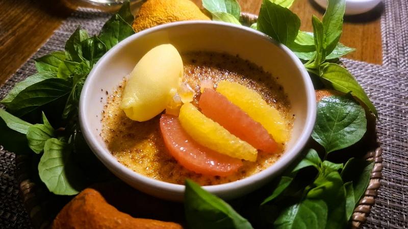 そして、デザートにレモングラスのクレームブリュレ。マンダリン酒シャーベット添え