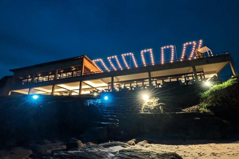 海岸に降りてホテルを見上げると…船に見えてきますか！？（笑）