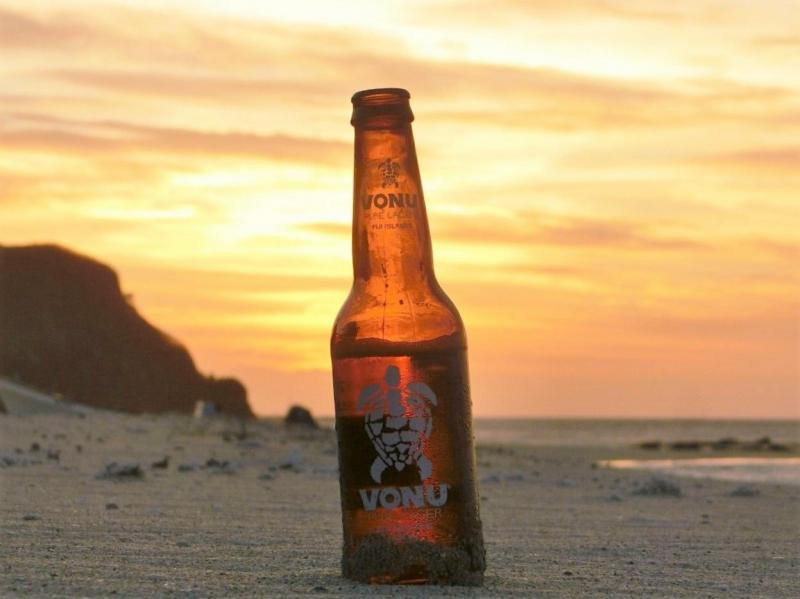 夕日に映えるフィジーのビール「VONU」。飲みやすくておすすめです！ 