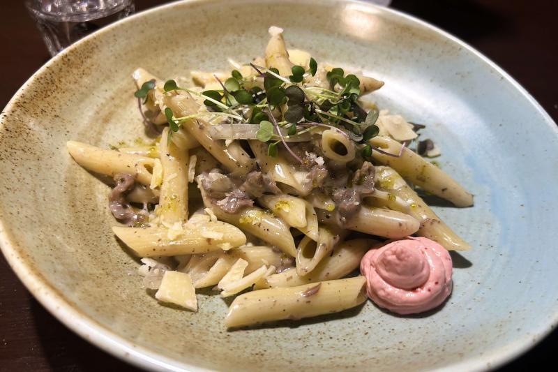 ヴィレッジの食事でのひとコマ。 こちらの「トナカイのペンネ」は華やかな香りと歯応えがあって好みの味でした！