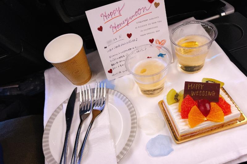 往路の機内では、サプライズでお祝いしていただきました