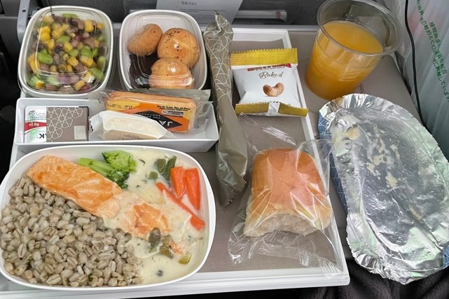 今回利用したエミレーツ航空で機内食が出ると、旅が始まったと実感が湧きました！