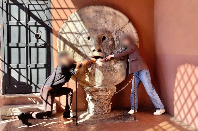 真実の口での一枚。写真を撮るのに行列でしたが、ガイドさんから「こういう時は恥を捨てて撮ったほうがいいよ」と言われ、全力で恥を捨てて表情を作った夫です。笑