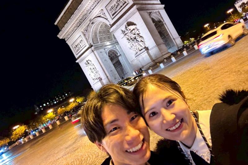 パリの凱旋門の前でもパシャリ。夜のシャンゼリゼ通りを2人で練り歩きました