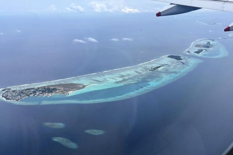 マーレ空港に近づいてくると、機内からのモルディブの島々の眺めが！