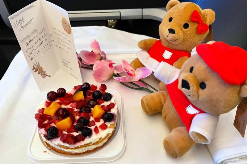 シンガポール航空で、お祝いしてもらいました。よいお土産になりました