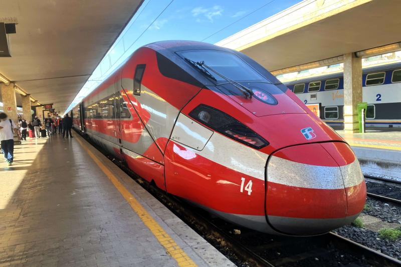 ミラノからフィレンツェまでは、イタリアの高速列車（フレッチャロッサ）に乗車！