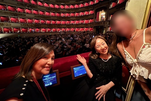 スカラ座でバレエ鑑賞。バルコニー席で同席したお嬢さんとの一枚