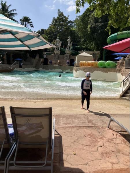 波の出るプール