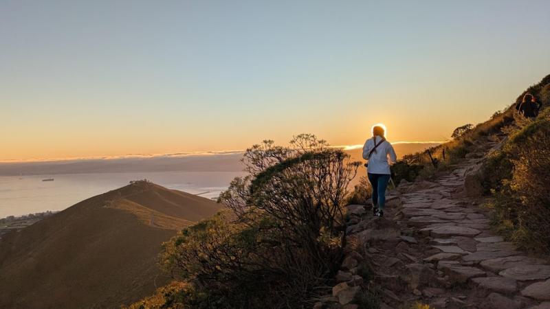 刻々と変化する日の出の様子を眺めながら登ります