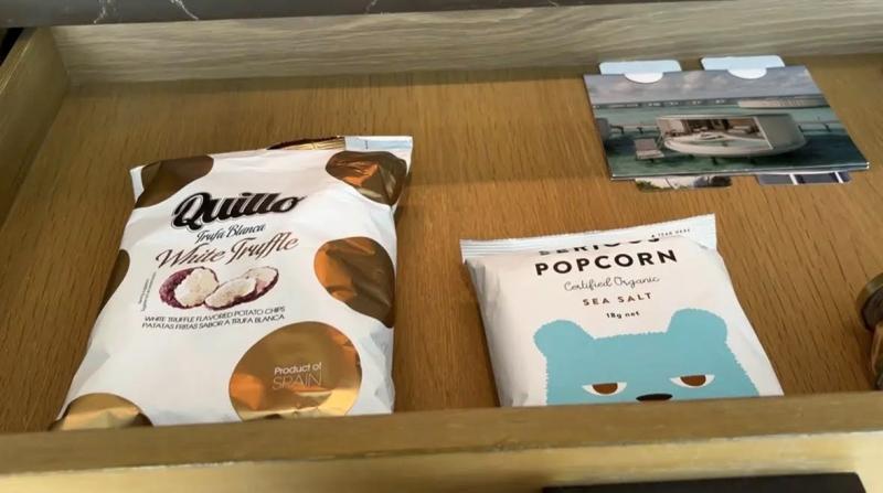お気に入りのトリュフのポテトチップス（写真左）
