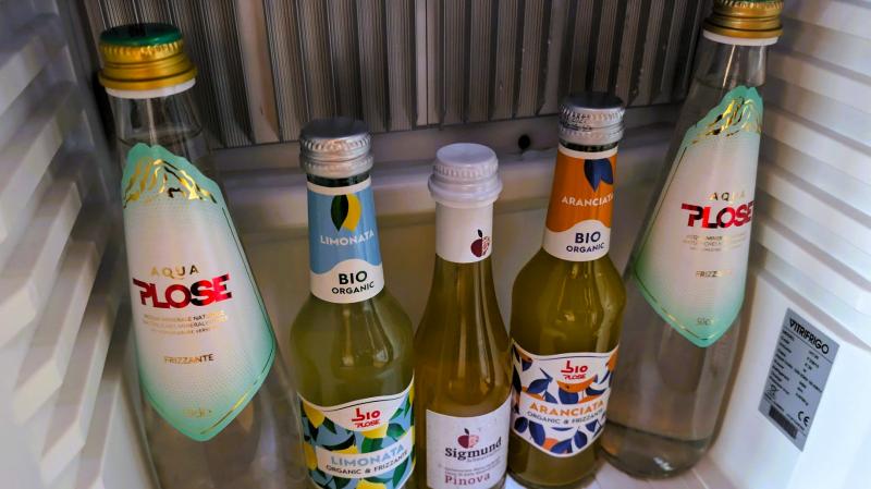 冷蔵庫内の飲み物は宿泊料金に含まれています