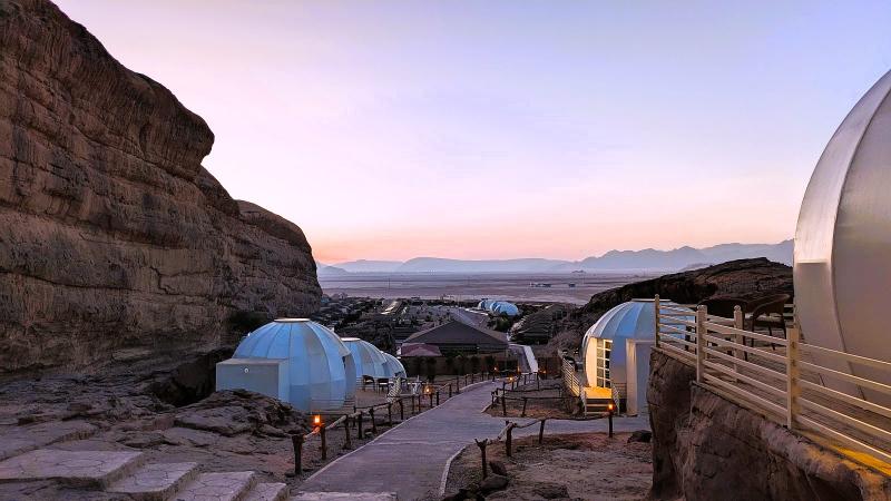 バブルテントはキャンプ内を見渡せる高台にありました