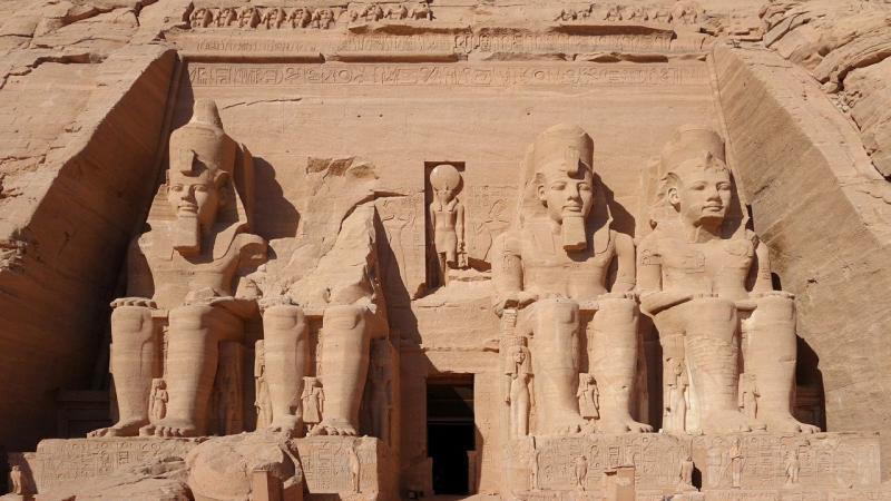 【アブシンベル】見所はなんといってもアブシンベル神殿。堂々と腰掛ける4体の像はエジプト最強の王と言われるラムセス2世。実際にその像を目にすると大きさに圧倒されることでしょう。神殿の中にも入ることができますが、内部は写真撮影禁止のため、その荘厳さはぜひご自身の目でご確認ください！