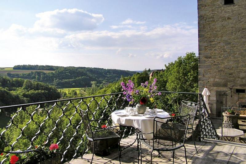 緑豊かな渓谷を一望する「ブルクホテル」のテラス