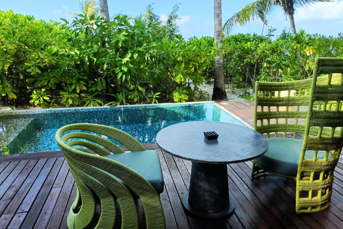 グリーンを基調にしたテラスとインフィニティプール。緑の向こうはビーチです