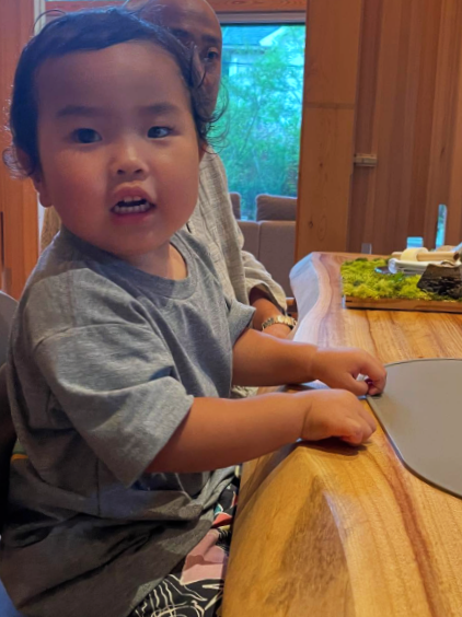 カウンターでも全然問題なし！ 子ども用椅子に座って、ご機嫌にいただきまーす♪