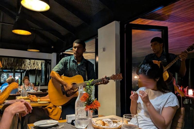 各テーブルをまわってリクエスト曲をライブパフォーマンスしてくれます