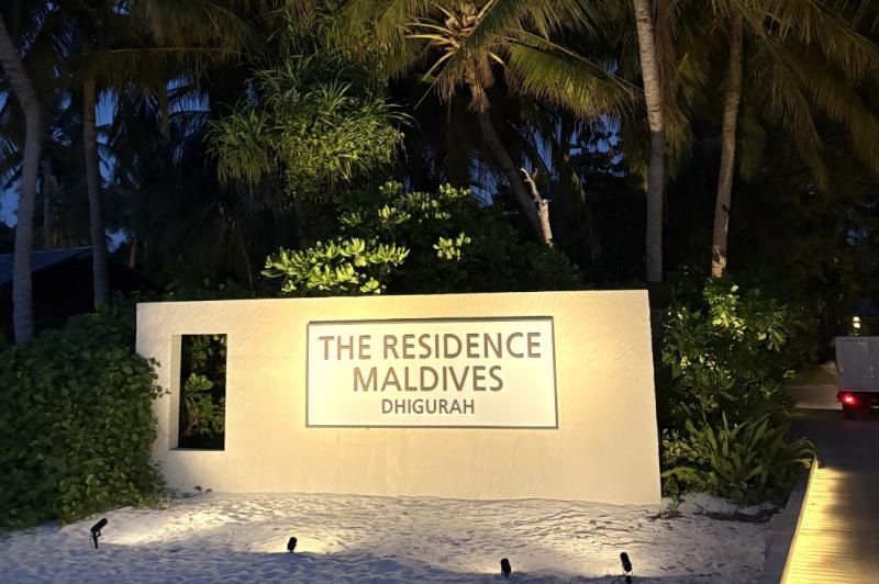 ザ レジデンス モルディブ アット ディグラに泊まりました（ディグラの看板）
