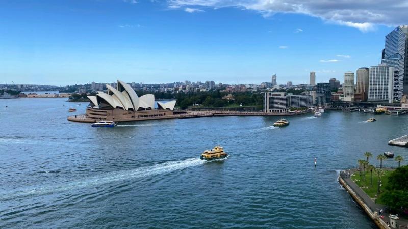 ハーバーブリッジの上から見るオペラハウス