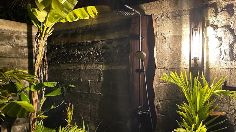 室内シャワーほか、室外シャワーもあります