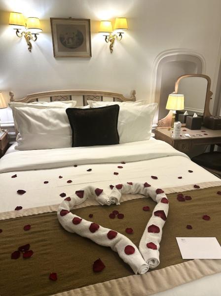 ホテル レジーナ ルーブルでハネムーンのお祝いのメッセージと飾り付け