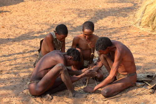●ブッシュマンに会いに行くボツワナのおよそ70％を占めるカラハリ砂漠に住んでいる、狩猟民族のサン族。ハンチという、昔からサン族が住んでいた場所では、サン族の文化を知るためのアクティビティに参加することもできます。クリック音という舌や口をはじいて出す独特な言語など、独自の文化に触れてみましょう。