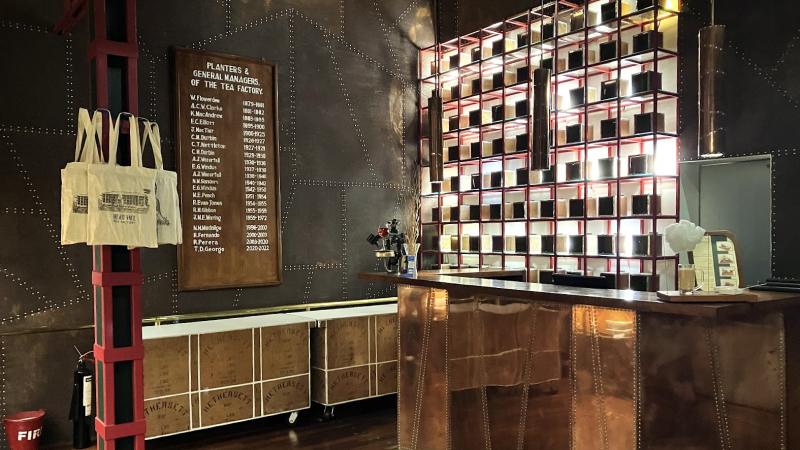 ロビーの奥には小さなティーバーとブティックコーナー。ここではホテルオリジナルの紅茶やグッズを購入できます