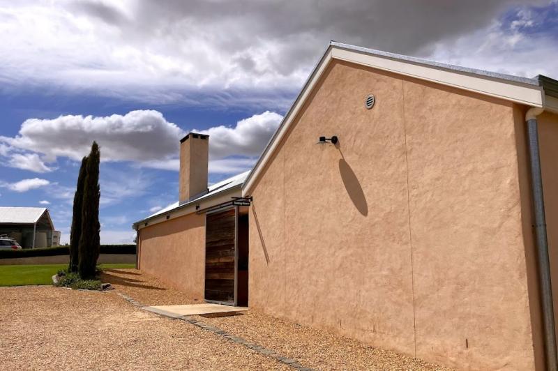 1850年代の石造りの納屋を修復したショップとテイスティングルームのある建物